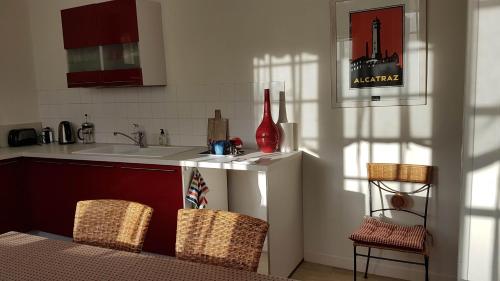 kuchnia ze zlewem i blatem z 2 krzesłami w obiekcie T2 SUR LES PLACES w mieście Arras