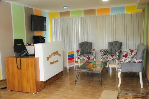 TV a/nebo společenská místnost v ubytování Palm Hotel