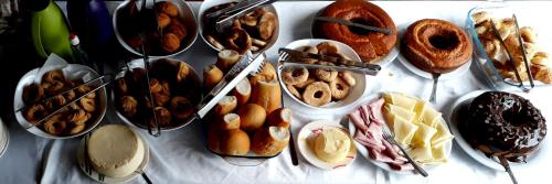 hotel e pousada carvalho في كونسلهيرو لافايت: مجموعة من أنواع الحلويات على طاولة