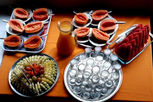 hotel e pousada carvalho في كونسلهيرو لافايت: طاولة خشبية عليها أطباق طعام