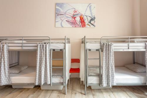 Łóżko lub łóżka piętrowe w pokoju w obiekcie Babel Hostel