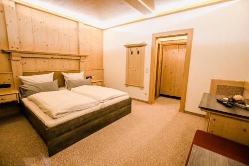 1 dormitorio con 1 cama grande en una habitación en Landgasthof zum Herz, en Trauchgau