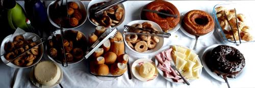 hotel e pousada carvalho في كونسلهيرو لافايت: مجموعة من أنواع الحلويات على طاولة