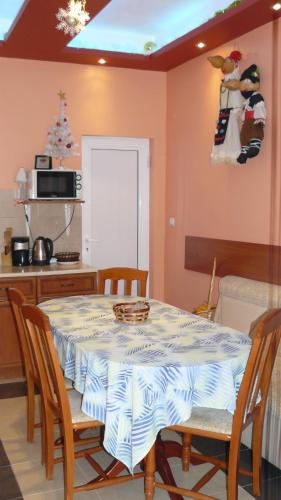a dining room with a table and chairs and a kitchen at Guesthouse Geto in Belogradchik