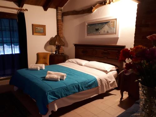 a bedroom with a bed with towels on it at Biogarden in Zelarino