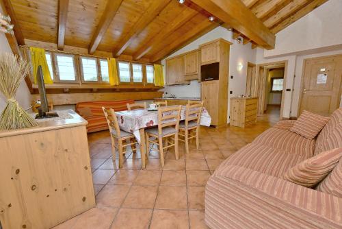 una cucina e una sala da pranzo con tavolo e sedie di Residence Casa Federica a Valfurva