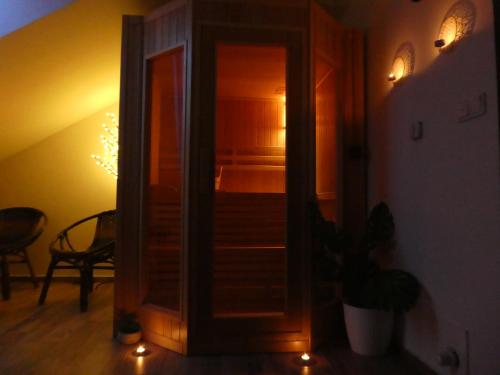 a hallway with a door leading to a room at Ubytování Farma U sv. Jakuba in Dolní Lánov