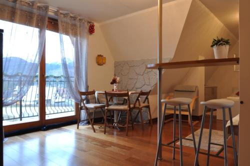 comedor con mesa y sillas y balcón en Apartamenty Carpe Diem, en Kościelisko