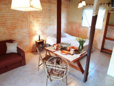 - un salon avec une table et un canapé dans l'établissement Complejo Los Girasoles, à Punta del Diablo