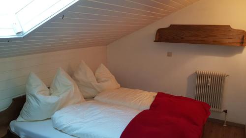 バート・ホーフガシュタインにあるAppartement Alpenloftのベッド(枕付)が備わる客室です。