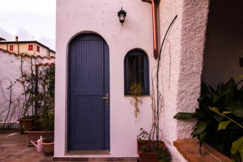 a blue door on the side of a building at Casa sui Tetti in Ozieri