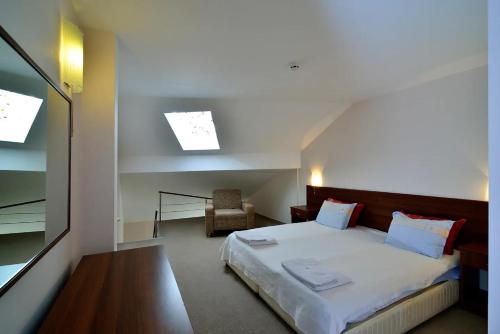 Postel nebo postele na pokoji v ubytování Kralev Dvor Hotel