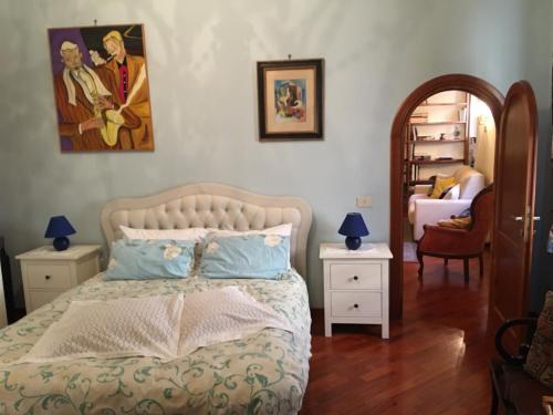 een slaapkamer met een bed, een stoel en een spiegel bij A CASA DI ZIA LOLA in Rome