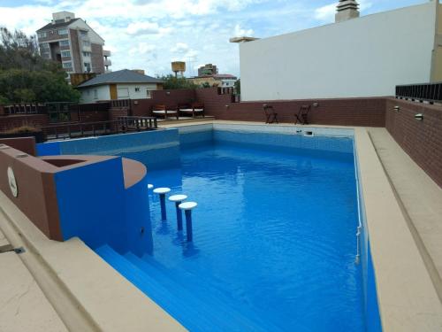 una gran piscina en la parte superior de un edificio en Hotel Bahia en Villa Gesell