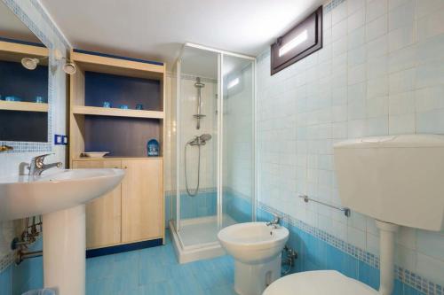 a bathroom with a toilet and a shower and a sink at Li Canali in Casarano
