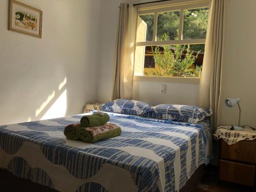 a bedroom with two twin beds and a window at Cabanas Brocker in Gramado