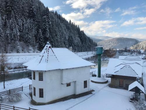 a building with snow on top of it at Садиба "Джерело" in Yaremche