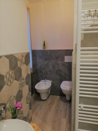 a bathroom with a toilet and a bidet and a sink at B&B Casa Lilli in Foligno