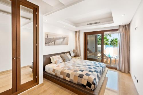 エステポナにあるBahia de La Plata Luxury Apartmentsのベッドルーム(ベッド1台付)、バルコニーが備わります。