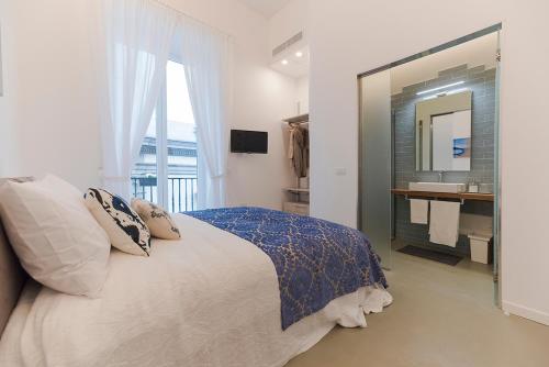 Un pat sau paturi într-o cameră la A Misura Duomo Rooms & Apartment - LS Accommodations