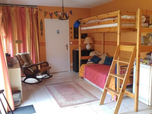 リヨンにあるLe Relais de Montchatのベッドルーム(二段ベッド1組、椅子付)