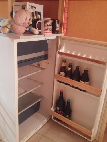 un réfrigérateur rempli de nombreuses bouteilles dans l'établissement Le Relais de Montchat, à Lyon