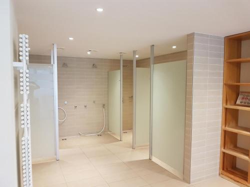 baño con ducha a ras de suelo y vestidor en Appartements im Predigtstuhl Resort, en Sankt Englmar