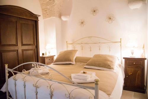 Un dormitorio con una cama con toallas. en La dimora della Sarta, en Alberobello