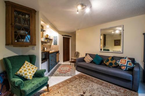 a living room with a couch and two chairs at Dilkara Apartment Glastonbury in Glastonbury