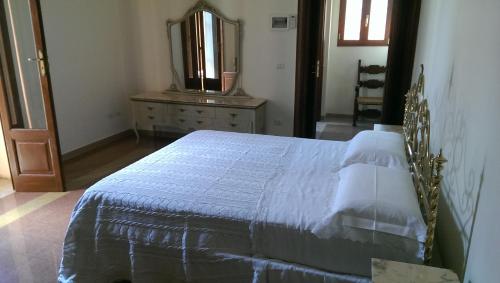 Säng eller sängar i ett rum på palazzo don Ruggiero