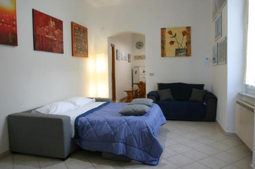 une chambre avec un lit et un canapé dans l'établissement Casa Brin, à La Spezia