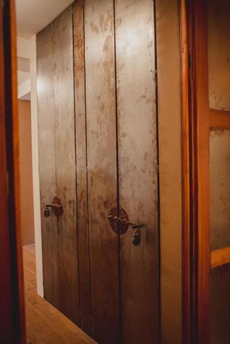 a large metal door in the corner of a room at Casa 5 Bed & Breakfast in Palenque
