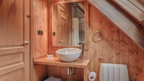 ein Bad mit einem Waschbecken und einem Spiegel in der Unterkunft Casa Irissa in Vielha e Mijaran