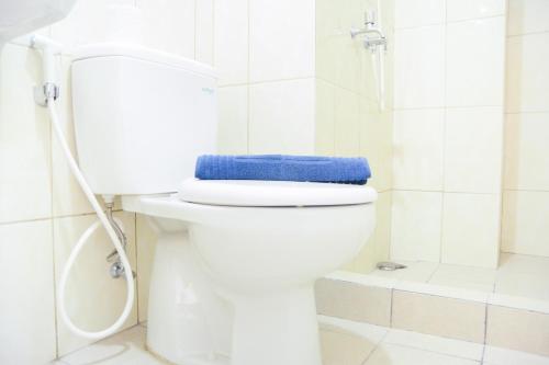Koupelna v ubytování Comfortable 2BR Springlake Summarecon Apartment By Travelio
