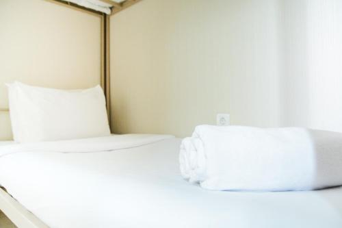 Postel nebo postele na pokoji v ubytování Comfortable 2BR Springlake Summarecon Apartment By Travelio