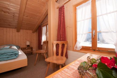 Schlafzimmer mit einem Bett und einem Fenster in der Unterkunft Haus Gerbi in Hasliberg