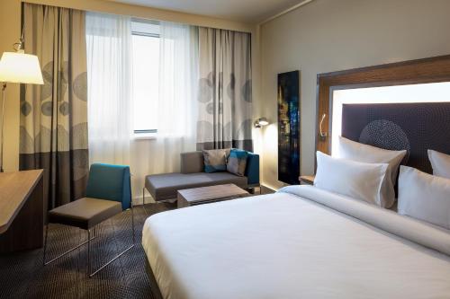 Ένα ή περισσότερα κρεβάτια σε δωμάτιο στο Novotel Almaty City Center