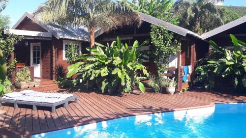 une maison avec une piscine en face d'une maison dans l'établissement chambre d' hôte village sauvage, à Langevin