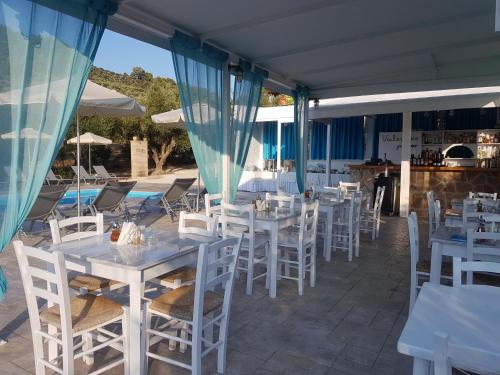 Reštaurácia alebo iné gastronomické zariadenie v ubytovaní Valentino Villas & Apartments