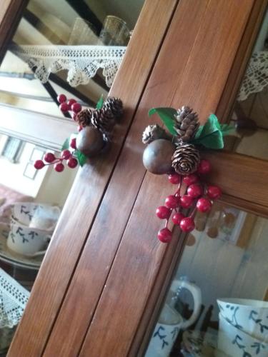 una puerta de madera con adornos navideños. en CASA MIRADOR DE MARIA, en Capileira