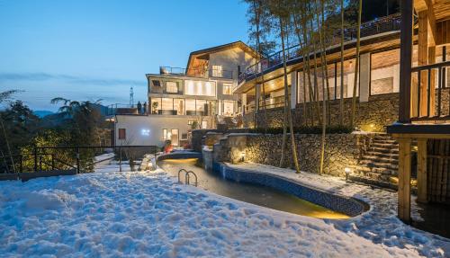 a house in the snow at night at The Western Clouds in Deqing