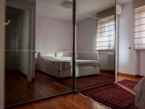 - une chambre avec un miroir et un lit dans une pièce dans l'établissement B&B Pierpy Appartamento Pescara Mare, à Pescara