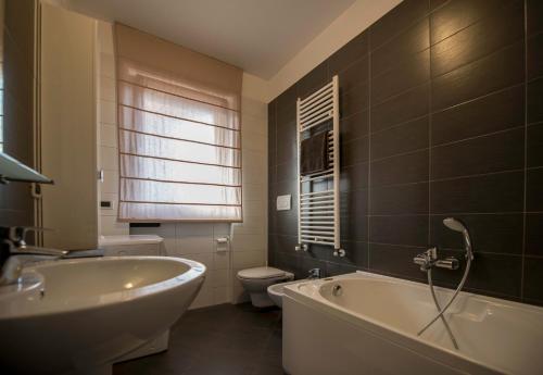 La salle de bains est pourvue d'une baignoire, de toilettes et d'un lavabo. dans l'établissement B&B Pierpy Appartamento Pescara Mare, à Pescara
