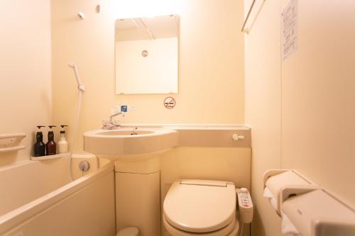 La petite salle de bains est pourvue de toilettes et d'un lavabo. dans l'établissement Yufuin Tabinokura, à Yufu