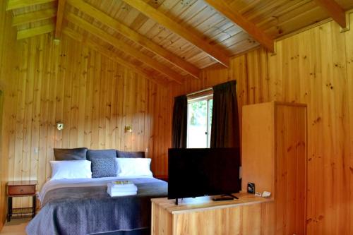 Postel nebo postele na pokoji v ubytování Maydena Mountain Cabins