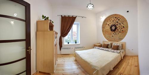 Posteľ alebo postele v izbe v ubytovaní Babylon Apartments On Dubenska Street