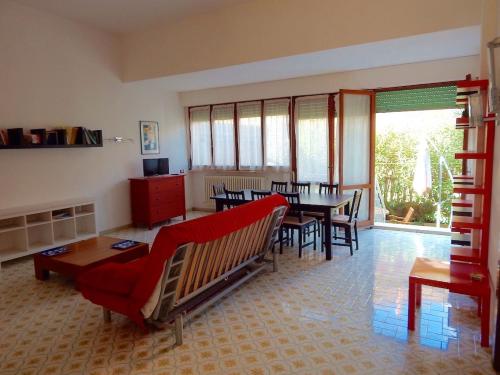 瑪澈里的住宿－M145 - Marcelli, ampia villetta completamente accessoriata，客厅配有沙发和桌椅
