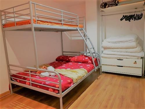 Łóżko lub łóżka piętrowe w pokoju w obiekcie TODOSIERRANEVADA - Dúplex 4 Dormitorios - VISTAS ESPECTACULARES A LA MONTANA