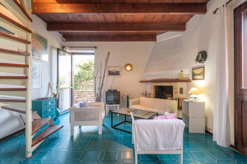 a living room with a couch and a table at AffittaSardegna - Villetta Gabbiano in Stintino