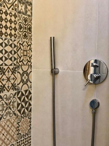 eine Dusche in einem Badezimmer mit Dusche in der Unterkunft Werderapartment, FeWo und DZ in Werder